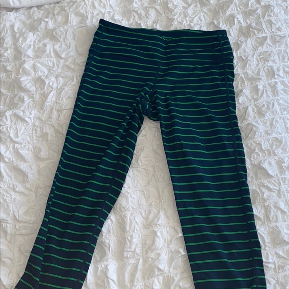 LIKE NEW Athleta Cropped Leggings